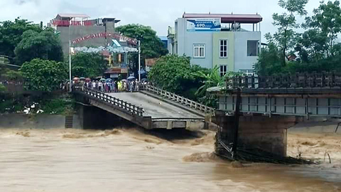 Mưa lũ: 20 người chết, sập cầu ở Yên Bái