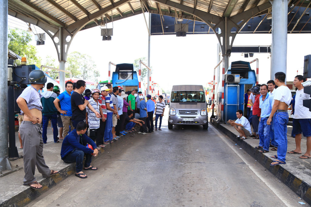 Xem xét xử hình sự tài xế kích động dùng tiền lẻ qua trạm BOT Biên Hòa