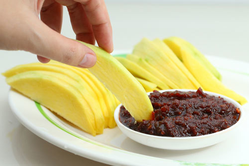 Làm đồ chấm các món ổi cóc xoài đúng vị
