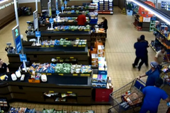 Tên cướp choáng váng vì bị 1 khách hàng hạ gục trong siêu thị