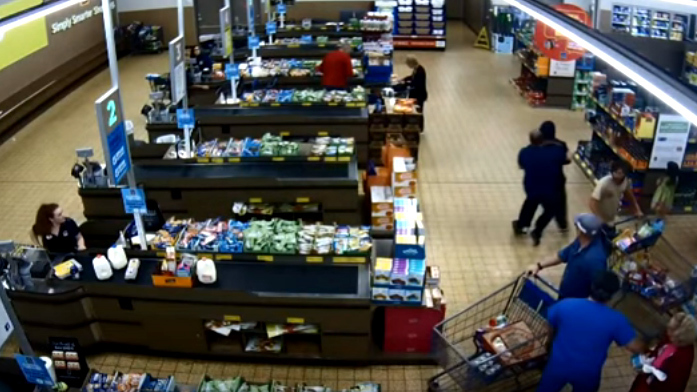 Tên cướp choáng váng vì bị 1 khách hàng hạ gục trong siêu thị