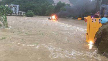 Ô tô bất ngờ bốc cháy giữa dòng nước lũ ở Hòa Bình