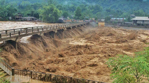 Mưa lũ hoành hành, 50 người chết và mất tích