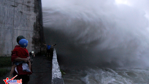 Cháu bé khóc thét bên cửa xả lũ lớn nhất 10 năm qua