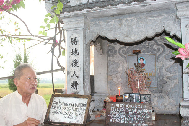 Ông lão 80 tuổi dựng 'vườn yêu' bên mộ vợ