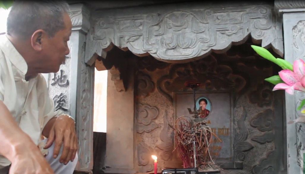 Ông lão 80 tuổi dựng “vườn yêu” bên mộ vợ