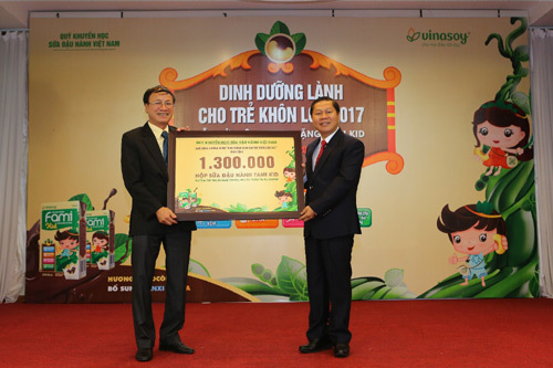Tặng 1,3 triệu suất sữa Fami Kid cho học sinh tiểu học
