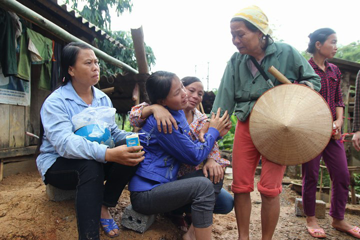 Sạt lở ở Hòa Bình: Khóc ngất kể phút đất vùi 4 người thân