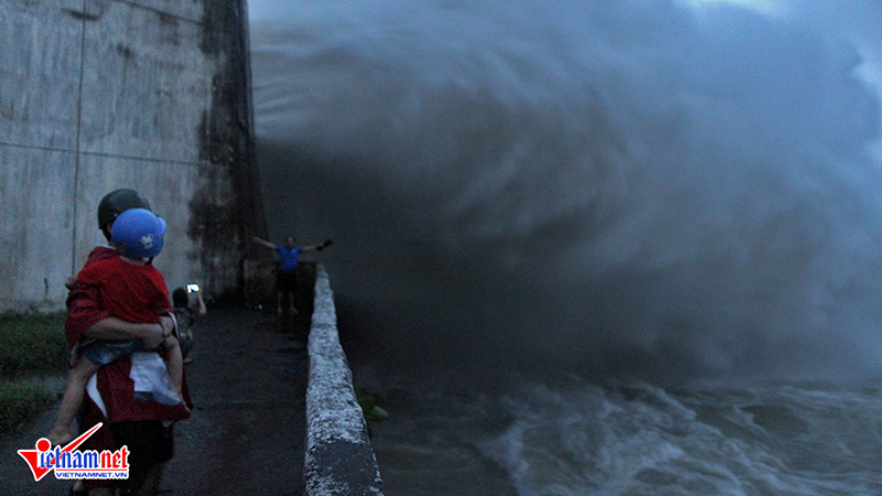 Cháu bé khóc thét bên cửa xả lũ lớn nhất 10 năm qua