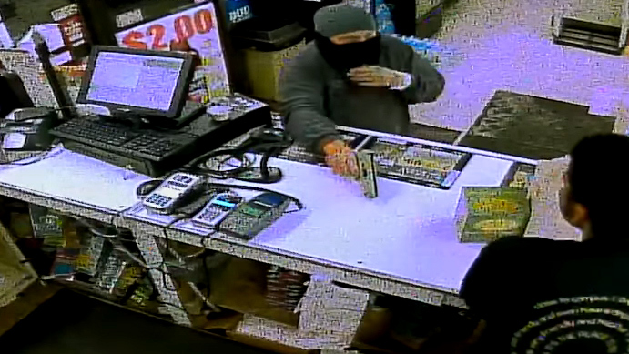 Mải vơ tiền, tên cướp bị giật mất súng