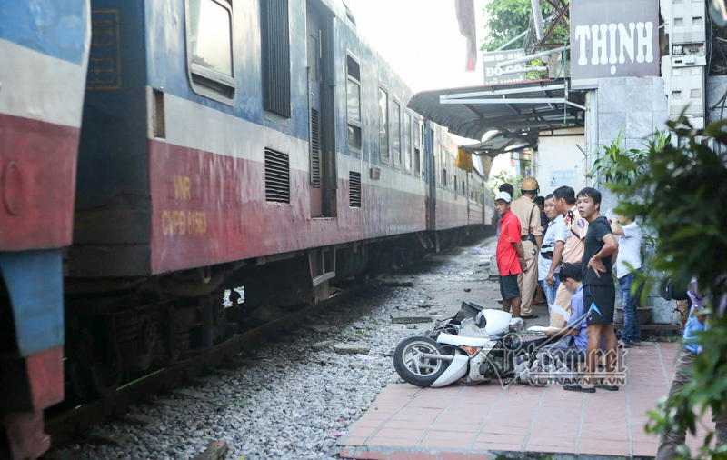 Hà Nội: Đâm vào tàu hoả, 1 phụ nữ nguy kịch