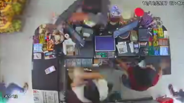 Đấu súng tại cửa hàng, tên cướp bị cảnh sát chìm hạ gục