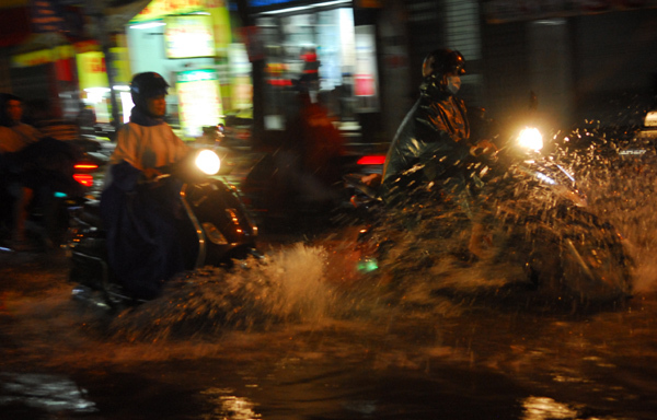 Siêu máy bơm giải cứu 'rốn ngập' Sài Gòn trong trận mưa lớn