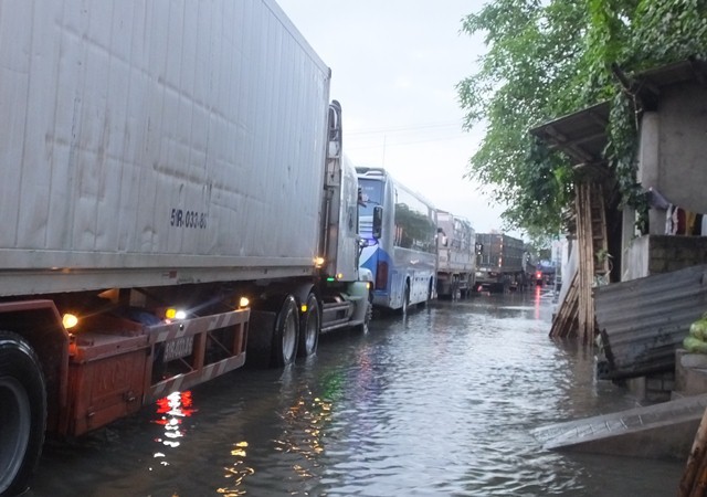 Quốc lộ 1A ngập sâu, ngàn phương tiện tê liệt