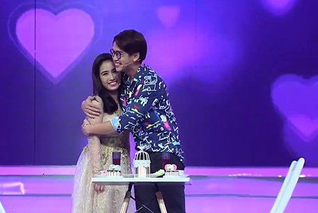 Cô gái xinh như hoa hậu được MC Quang Bảo mời đi ăn