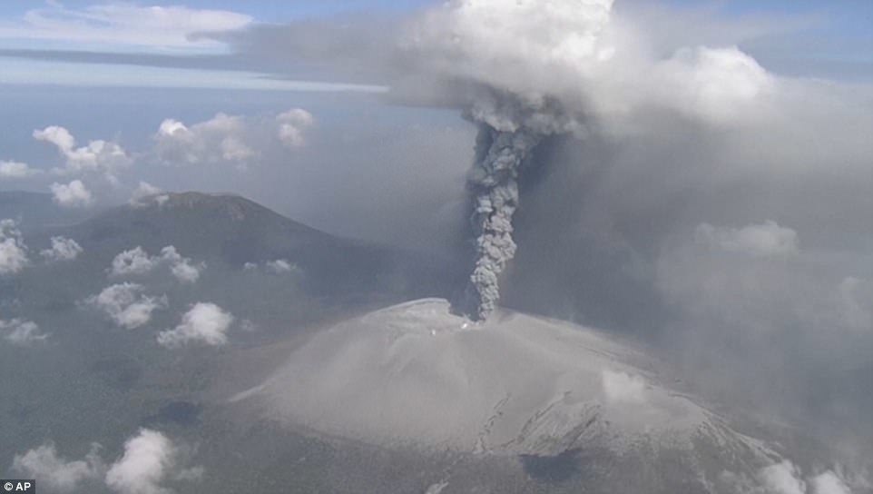 Núi lửa Nhật Bản 'thức giấc', phun tro bụi cao 2.000m