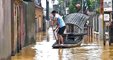 Hà Nội: Vỡ đê Chương Mỹ, ngàn dân vật lộn giữa dòng lũ