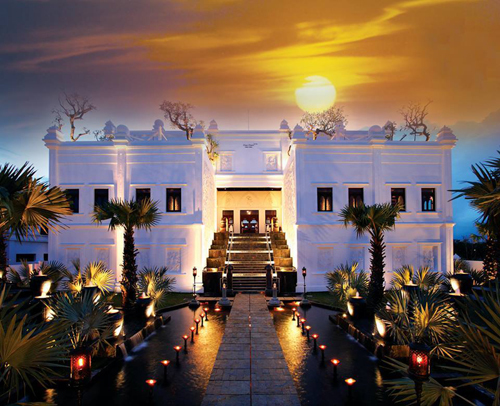 Thưởng thức tiệc buffet hoàng gia trong lâu đài triệu đô