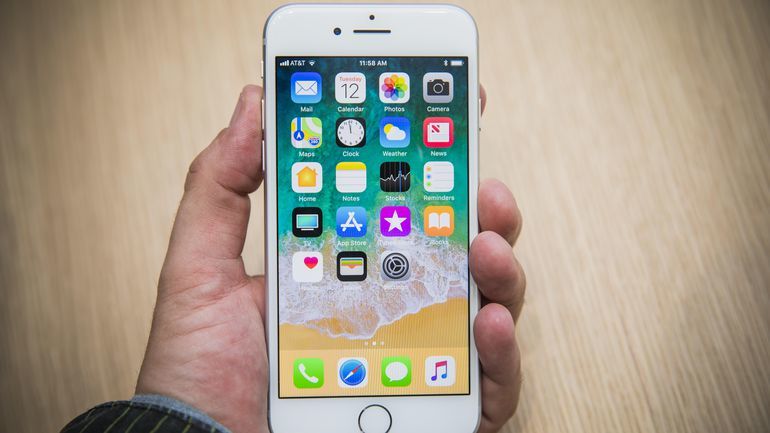 Một thanh niên được tặng iPhone 8 vì hành động khá dễ dàng