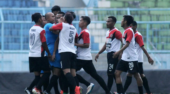 Cầu thủ Indonesia đuổi, đánh trọng tài chạy