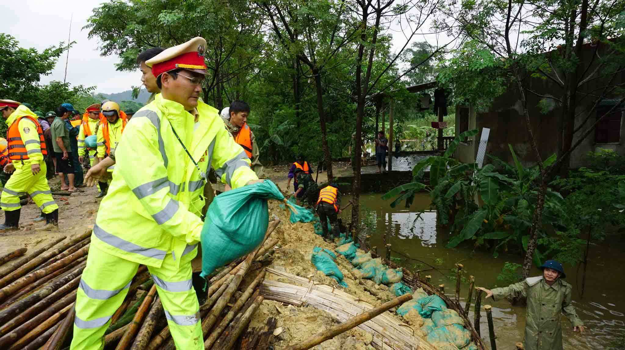 Nghệ An họp khẩn, cử ngàn công an canh đê nguy cơ vỡ