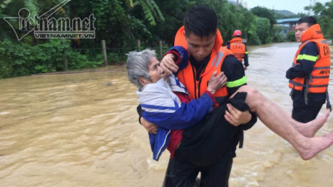 Công an, bộ đội ngâm mình trong nước giúp dân chạy lũ