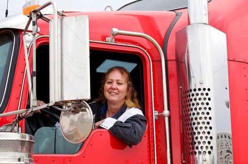 Những phụ nữ làm nghề lái xe tải