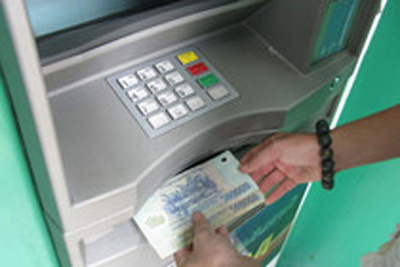 Làm gì khi bị ATM nuốt tiền