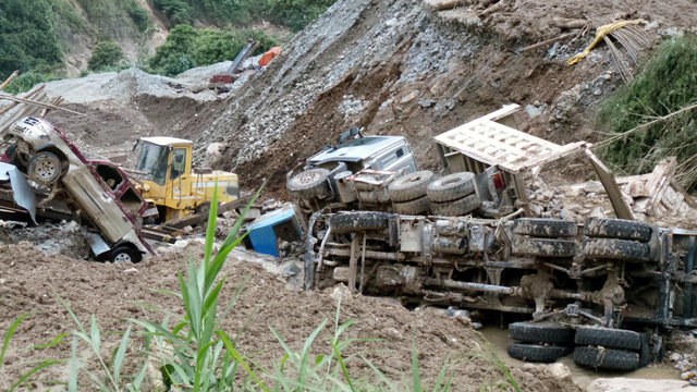 Kinh hãi cảnh hàng chục ô tô bị lũ cuốn, đất vùi ngổn ngang