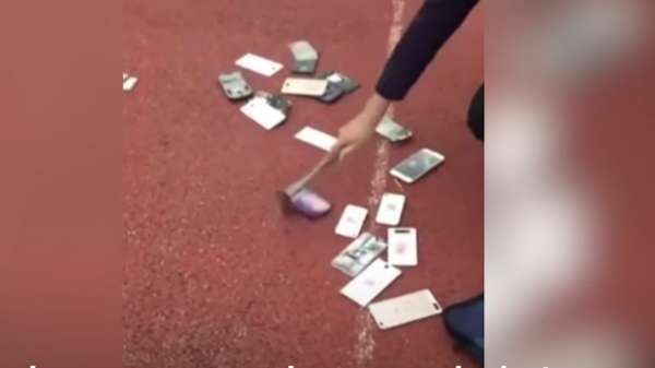 Video gây xôn xao: Giáo viên đập hàng loạt smartphone của học sinh