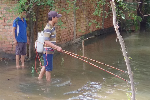 Sau trận mưa lớn vào hai hôm trước, đến nay nhiều nơi trên địa bàn quận 12 (TPHCM) vẫn ngập nặng. Nhiều người dân đã dùng xung điện, vợt bắt cá, ốc dọc các tuyến đường, khu dân cư bị ngập.
