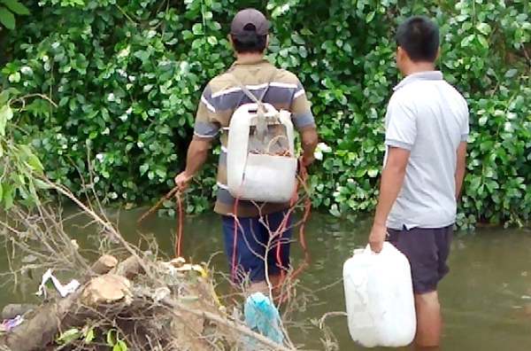 Người Sài Gòn quăng lưới bắt cá trên đường ngập 2 ngày chưa rút