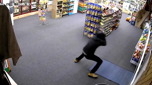 Tên cướp tháo chạy sau cuộc đấu súng chát chúa với chủ cửa hàng