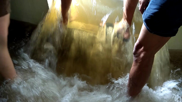 Sau hai ngày, nước vẫn cuồn cuộn tràn vào khu dân cư ven Sài Gòn biến nơi đây thành “ốc đảo” khiến cuộc sống người dân khốn đốn.