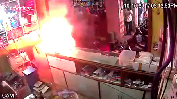 Smartphone phát nổ, cả nhân viên và khách hàng tháo chạy