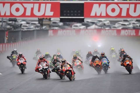 Andrea Dovizioso vô địch chặng MotoGP Motegi sau trận thủy chiến