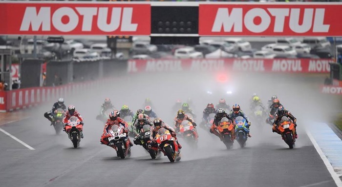 Andrea Dovizioso vô địch chặng MotoGP Motegi sau trận thủy chiến