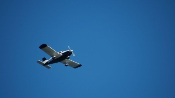 Vác súng bắn máy bay bay qua nhà vì…thấy khó chịu