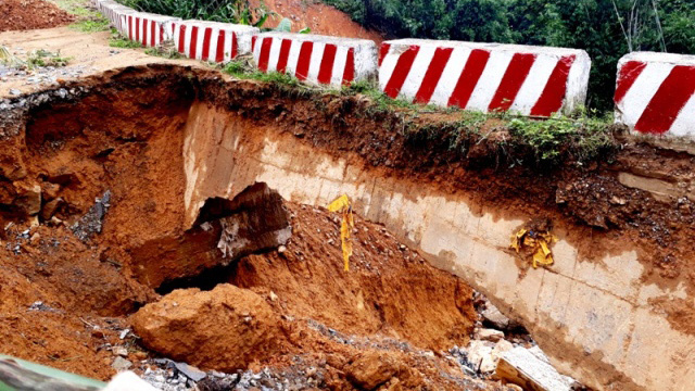 Lộ hố tử thần sâu hoắm trên quốc lộ sau mưa lũ
