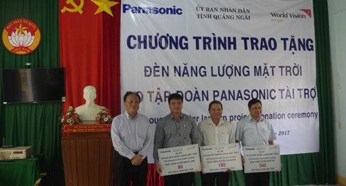 Panasonic tặng 1.200 đèn năng lượng mặt trời cho miền Trung