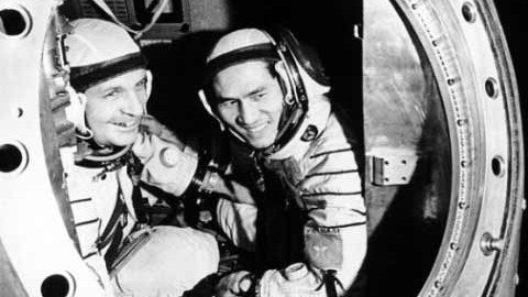 Phi công Phạm Tuân mang sách gì khi bay vào vũ trụ?