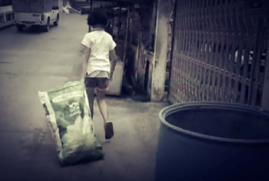 Không đi theo mẹ, cô bé 12 tuổi nhặt rác nuôi cha tàn phế suốt 5 năm