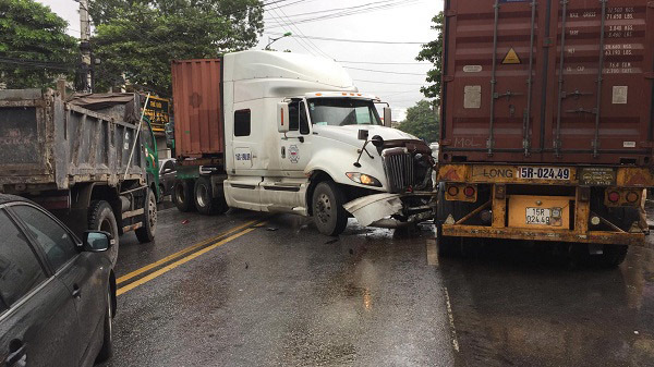 Xe container đâm liên hoàn, QL 18 ùn tắc