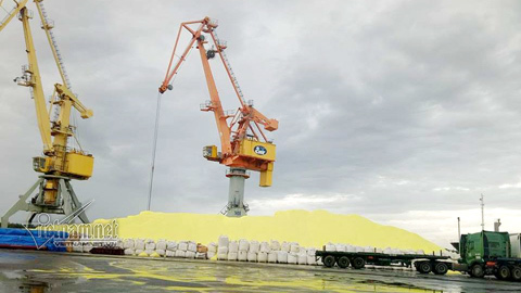 4 vạn tấn lưu huỳnh sừng sững tại cảng Hải Phòng