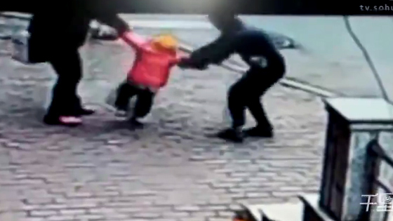 Bắt cóc trẻ em trắng trợn, giằng em bé đang đi bộ với bố