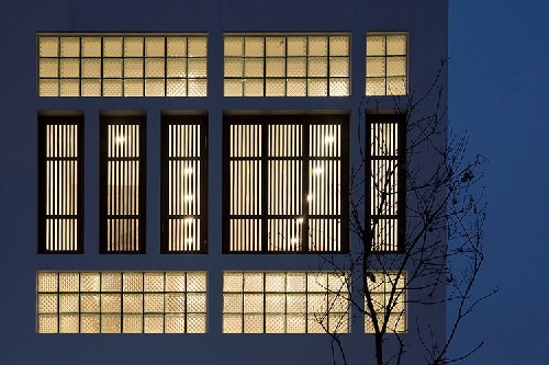 Nhà Hà Nội ngập nắng nhờ sử dụng gạch kính mới lạ