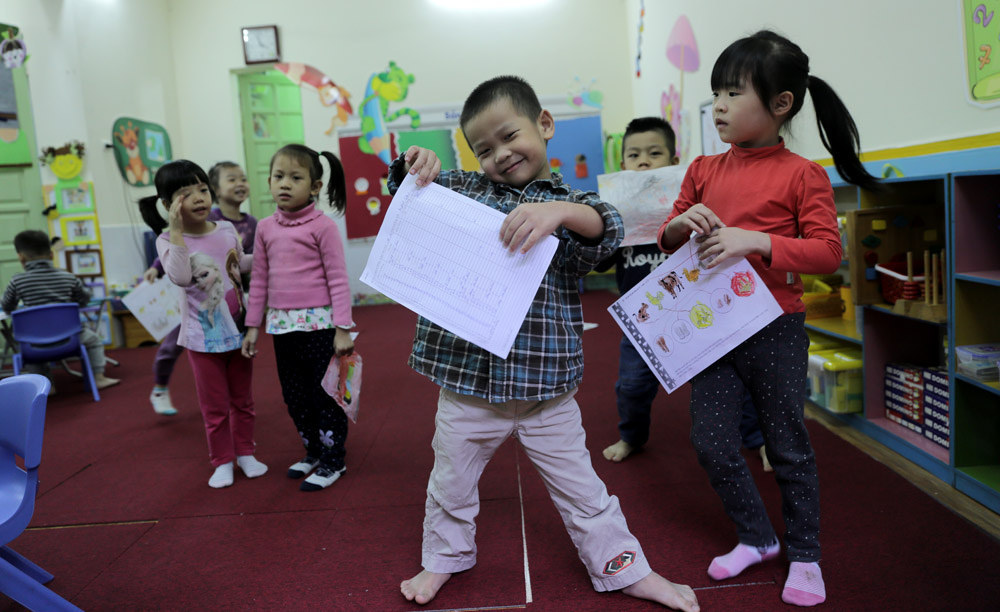 Đi học sớm: Cha mẹ tước quyền được chơi của con?