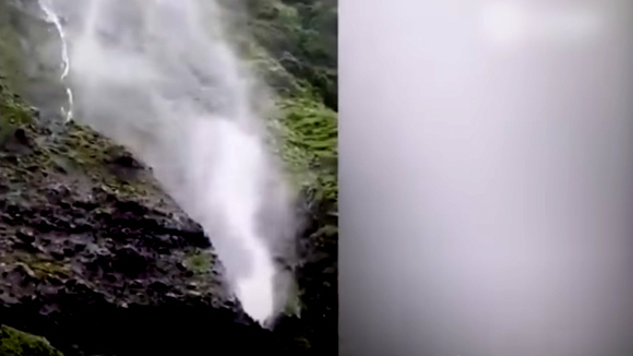 Cảnh thác nước chảy ngược lên núi gây kinh ngạc