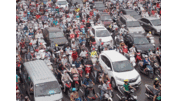 Thêm 2 triệu xe máy ra đường: Chính quyền muốn cấm, dân cần cứ mua