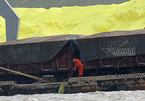 Công nhân cảng Hải Phòng hất thẳng lưu huỳnh xuống sông